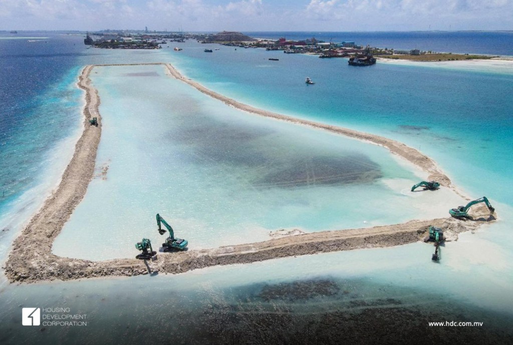 Rishvathah 1 million rufiyaa nagai, vagah bimeh vikki HDC muvazzafaku suspend kohfi
