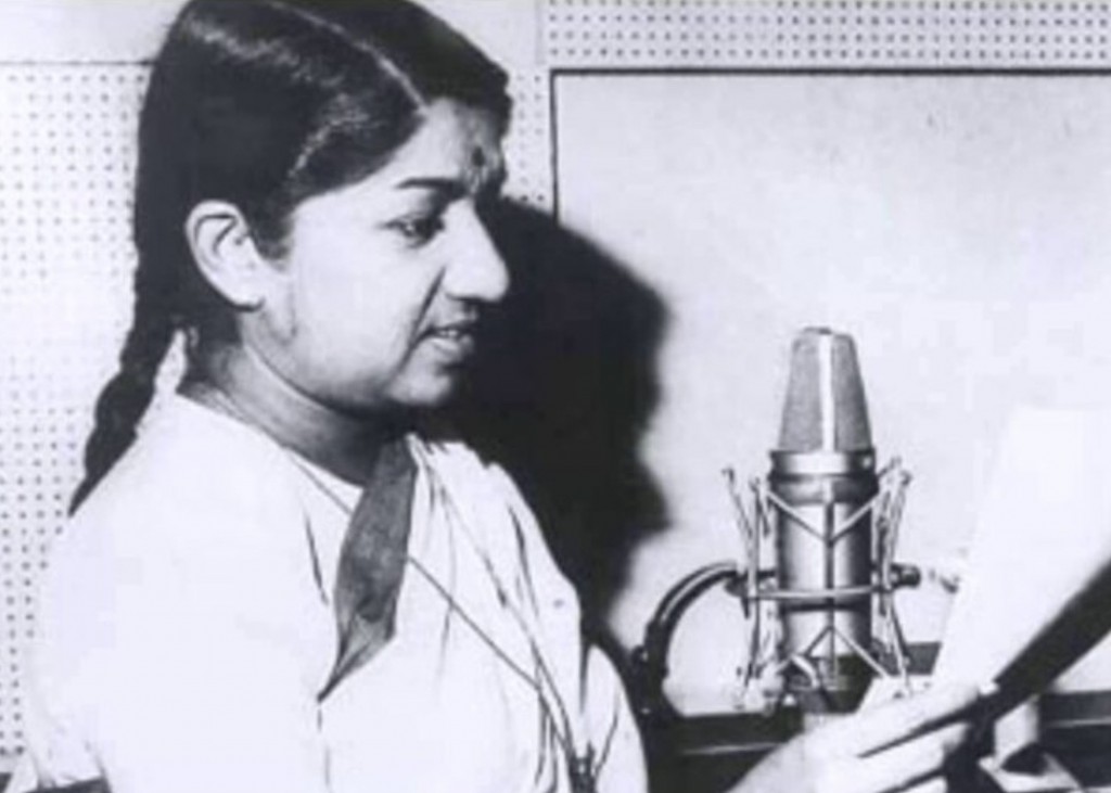 Lata: Eki gaumiyyathaai eki dheenthakaai eki sagaafathuge meehun ehggalakah eruvi ran aduge veriyaa