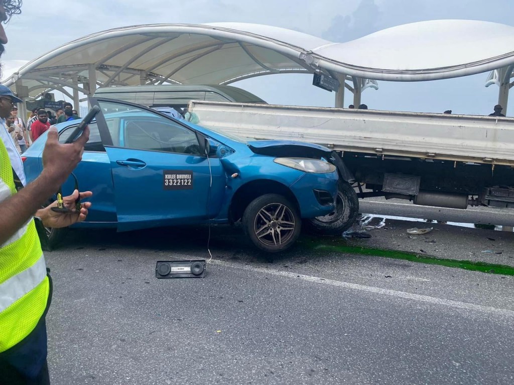VIA gai pickup akaai car eh accident eh, car driver ah faruvaadhenee