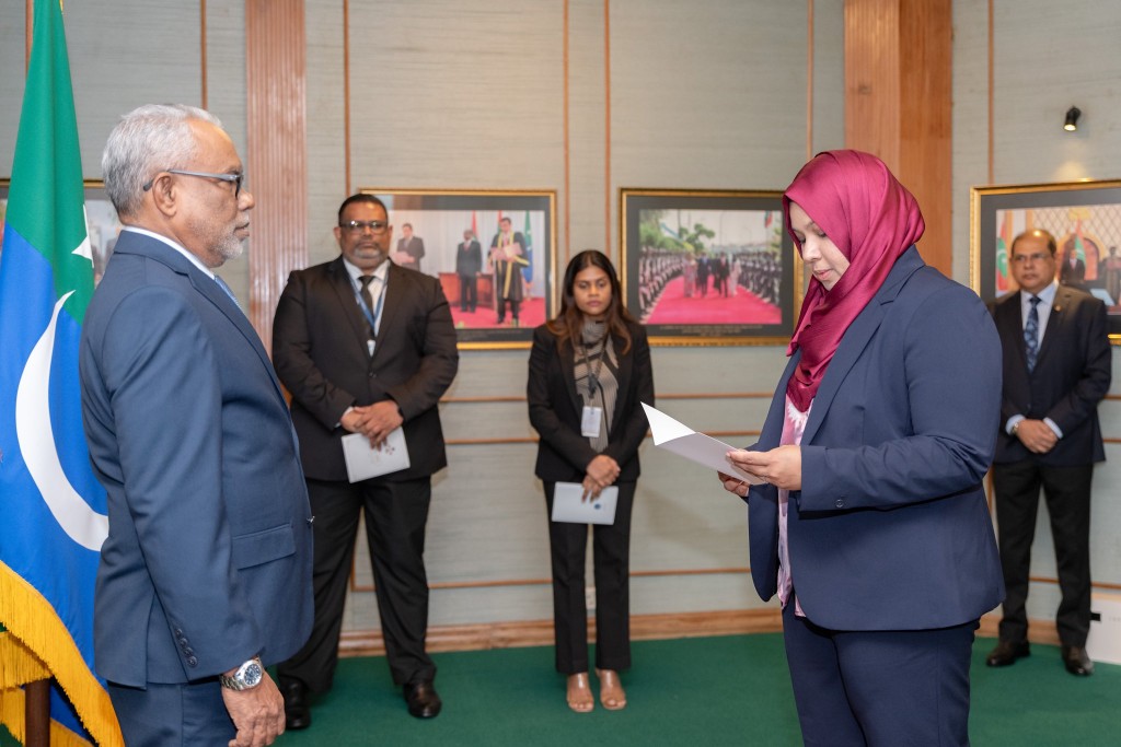 Majilis ge Ameen aamaai Counsel General, Sergeant at Arms, ahudhuge liumugai soi kuravvaifi