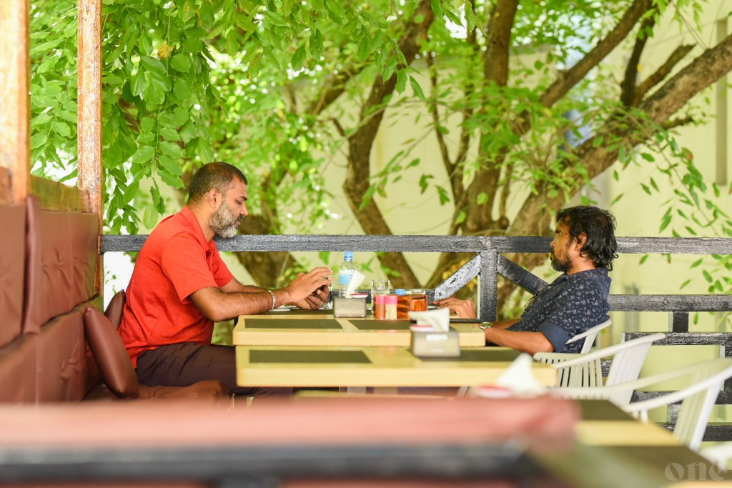 Cafe' adhi restaurant thakugai customerunah hidhumaiy dhinun manaakoffi