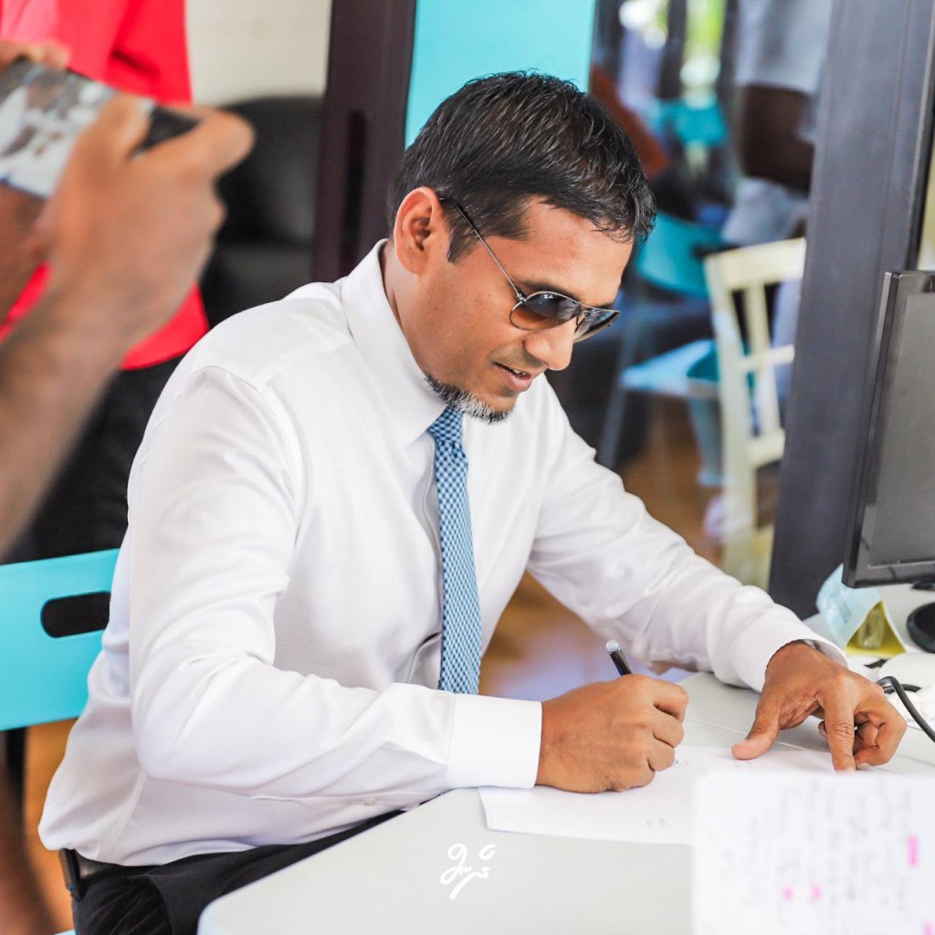 Democrats ge riyaasee primary gai vaadhakuravvan Ilyas Labeeb form hushahalhuvvaifi