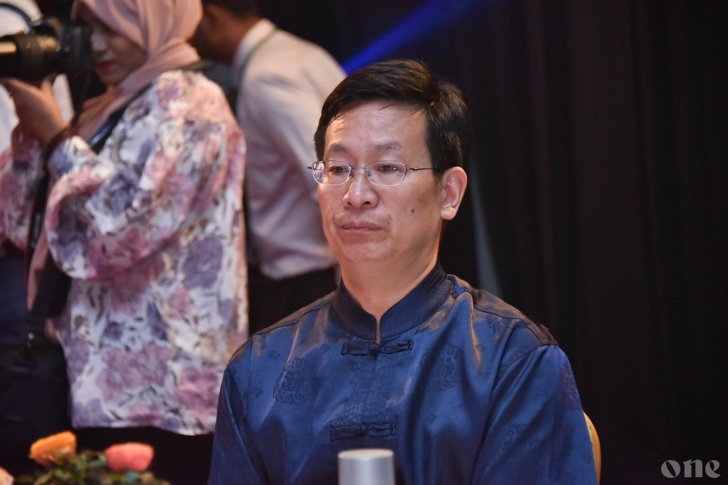 China safeeruge rahdheh Nasheed ah: China ge kunfunithkah raahjjeyge 12 rasheh kuyyah dheefaeh nuvey