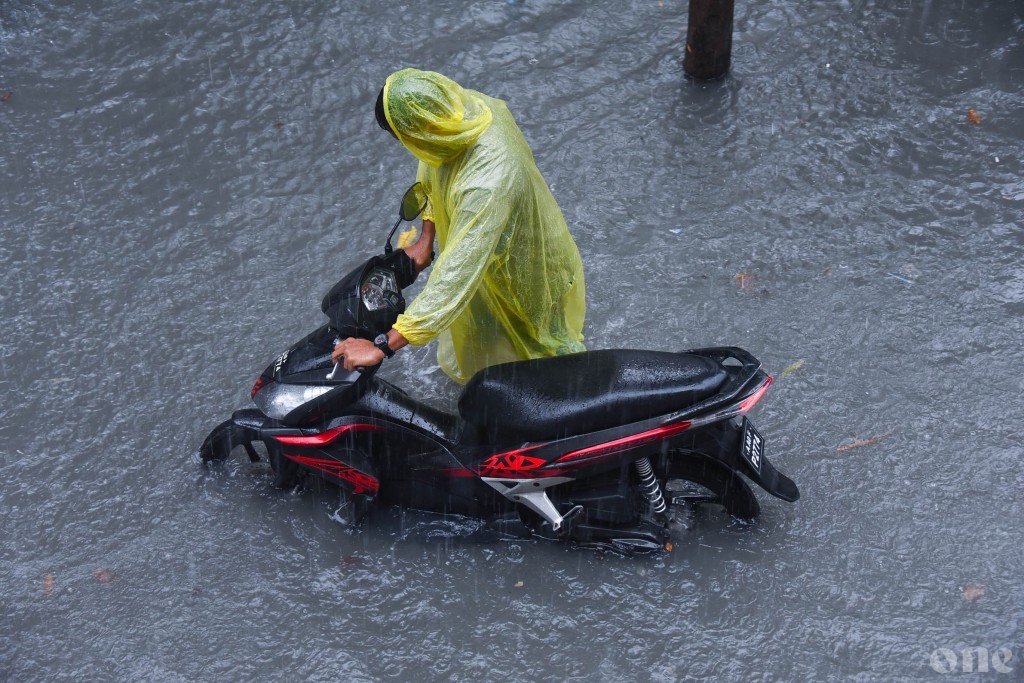 Police: It is unsafe to drive on the bridge in light plastic coats