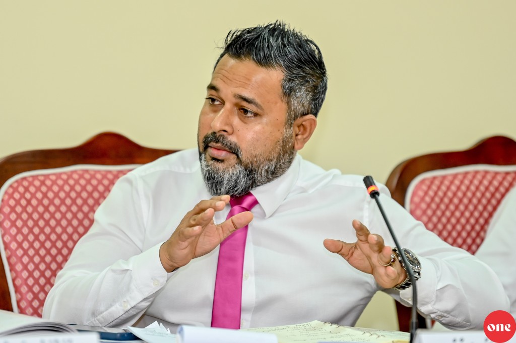 Shiyam aai Ghassan ves hunnevee Raees Muizzu aa eku, beynunvanee sarukaaru dhamahattan