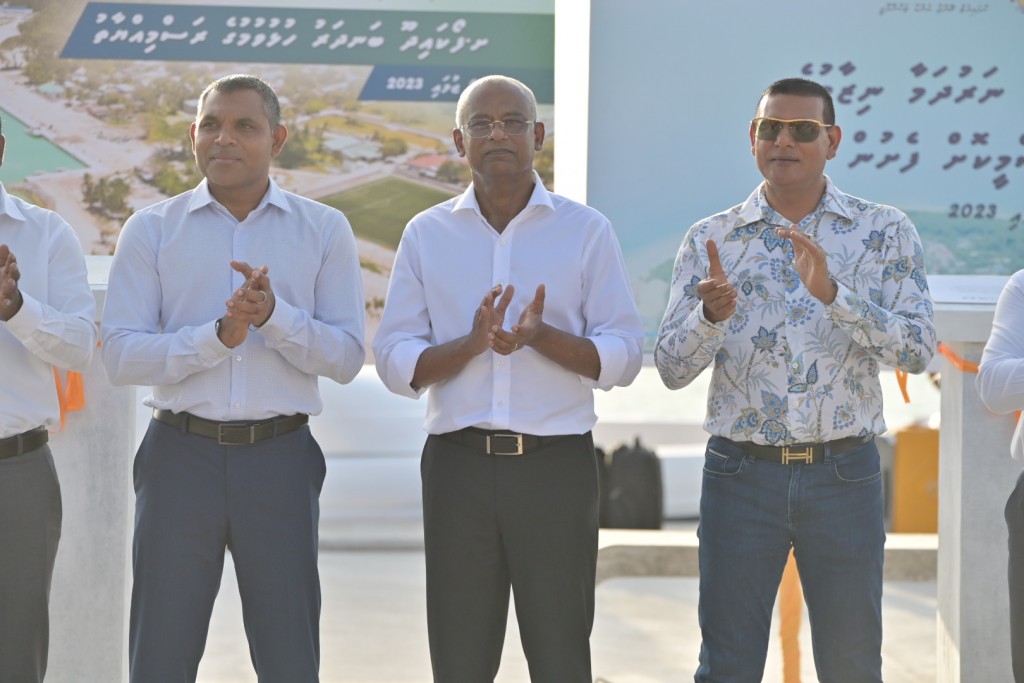 Kuriah oiy dhe dhuvahuge thereygai Raees ge candidacy form hushahalhuvvanee, running mate eh adhi nunimavaa!