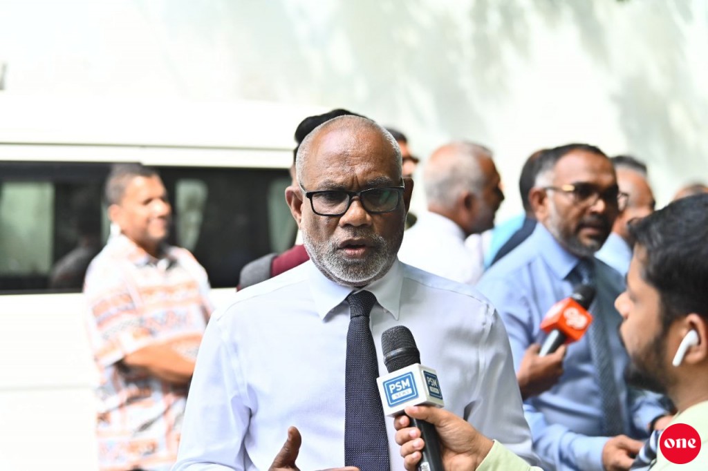 Vazeerunnah ruhun nudheefi nama, anehkaa ves hama e beyfulhun e magaamah ayyan kureveyne: Abdul Raheem