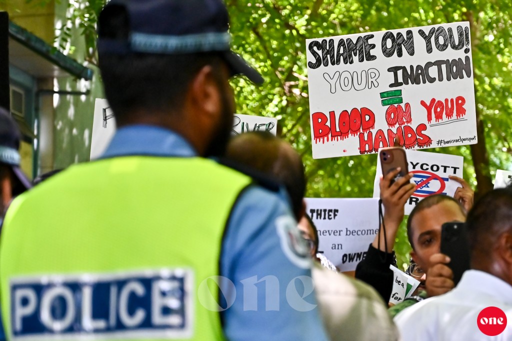 ONE Photo: Israel passport manaakurumah govaalai majilis kurimathee ihuthijaaju