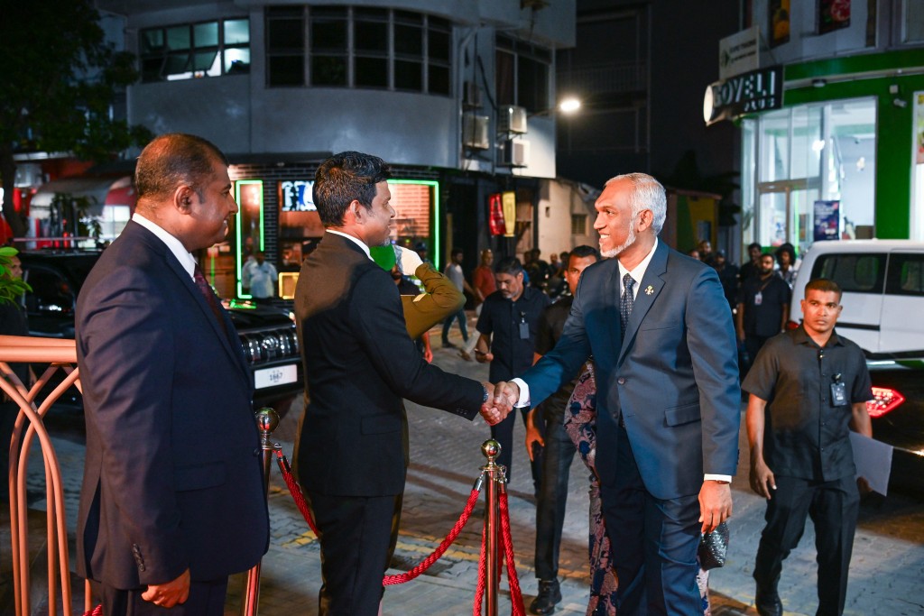 Raees ge musaara ah 20,000 adhi naaibuge musaara ah 18,000 rufiyaa ithurukuran faaskoffi