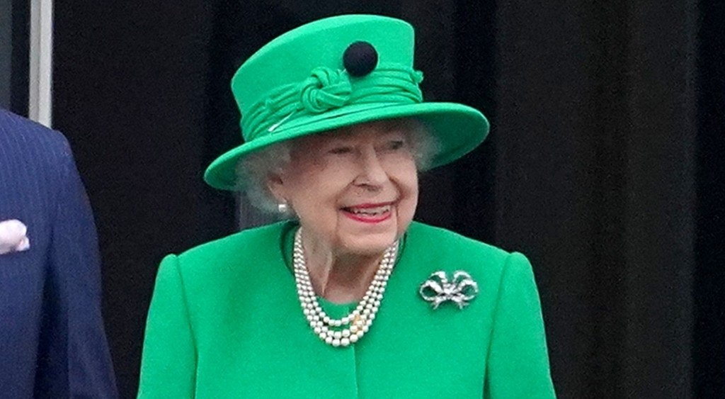 Dhivehi thaareekhun sofuhaaeh: Elizabeth dhevanaige ranikamuge feshun Raahjjeygaives kulagadhakoh faahagakurieve.