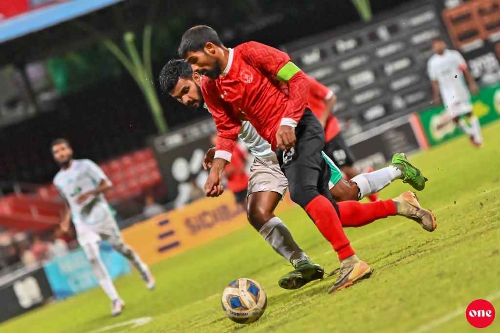 ވަން ފޮޓޯ: ގޯލްޑް ކަޕް ފައިނަލުގައި އައްޑޫ ބަލިކޮށް އޭދަފުށިން ތަށި އުފުލައިލުން