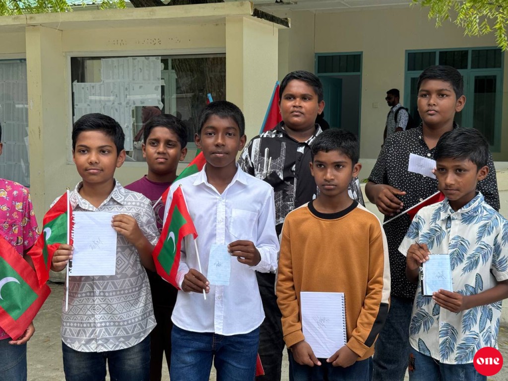 Miee favorite Raees, autograph thakun Kanduhulhudhoo kudhin ufalun!