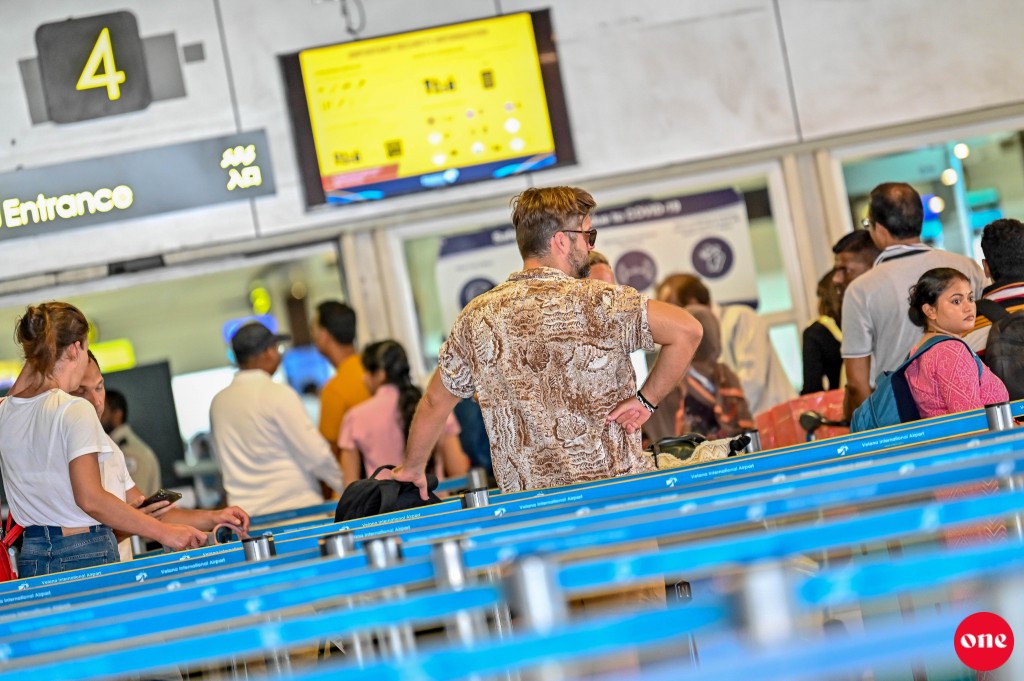 Airport ah furan dhiya tourist ehge athun vazan thakeh fenijje