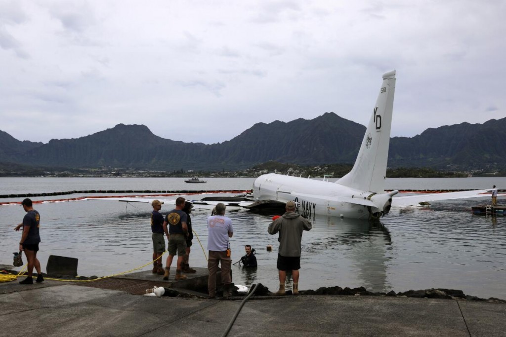 Hawaii ge faruge sarahahdhah vettunu navy flight negumah 1.5 Million  dollar heydhavaane : America
