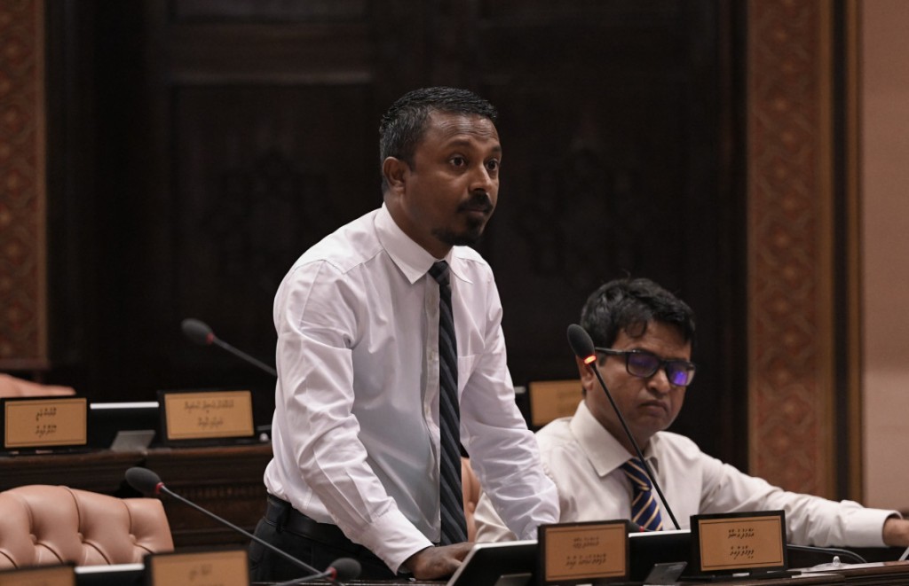 Sarukaaru beynun nuvaa bill eh faas kurun undhagoo, Minivan adu ufuleyne maahauleh Majlis aku nei: Usham