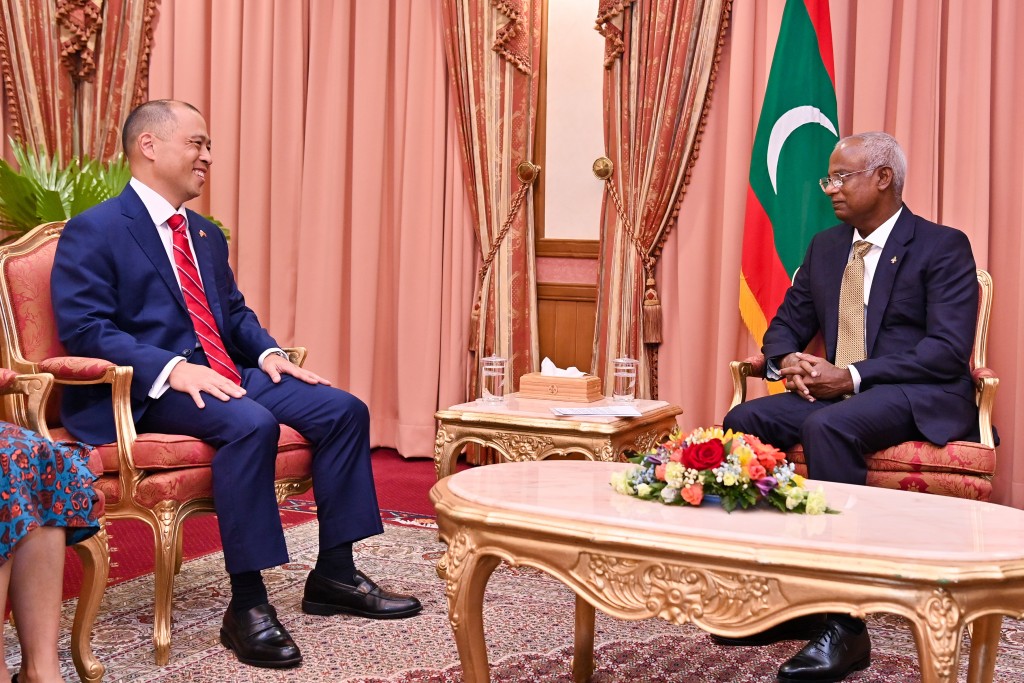 America in Raajje ah kanda'elhi furathama safeeru Raees ah faiykolhu aruvaifi
