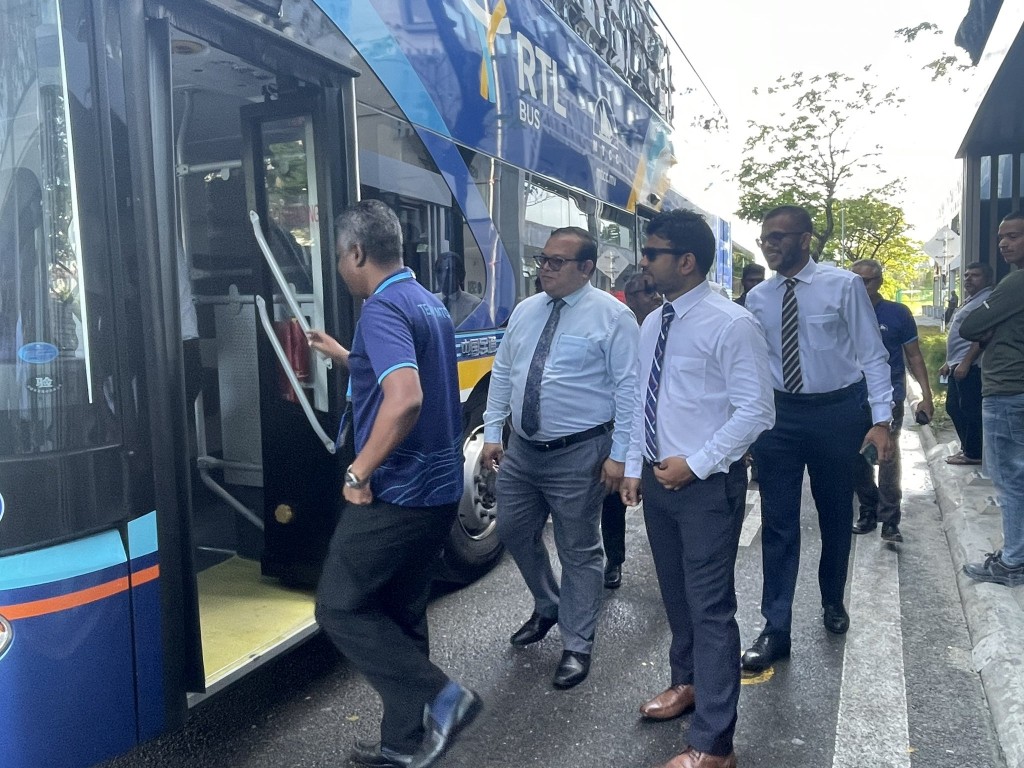 Hulhumale gai dhiriulhey member in bus gai Majlis ah