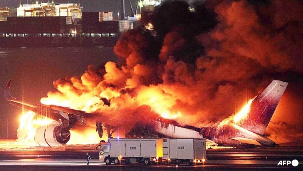 Plane crash leaves 5 dead in Tokyo