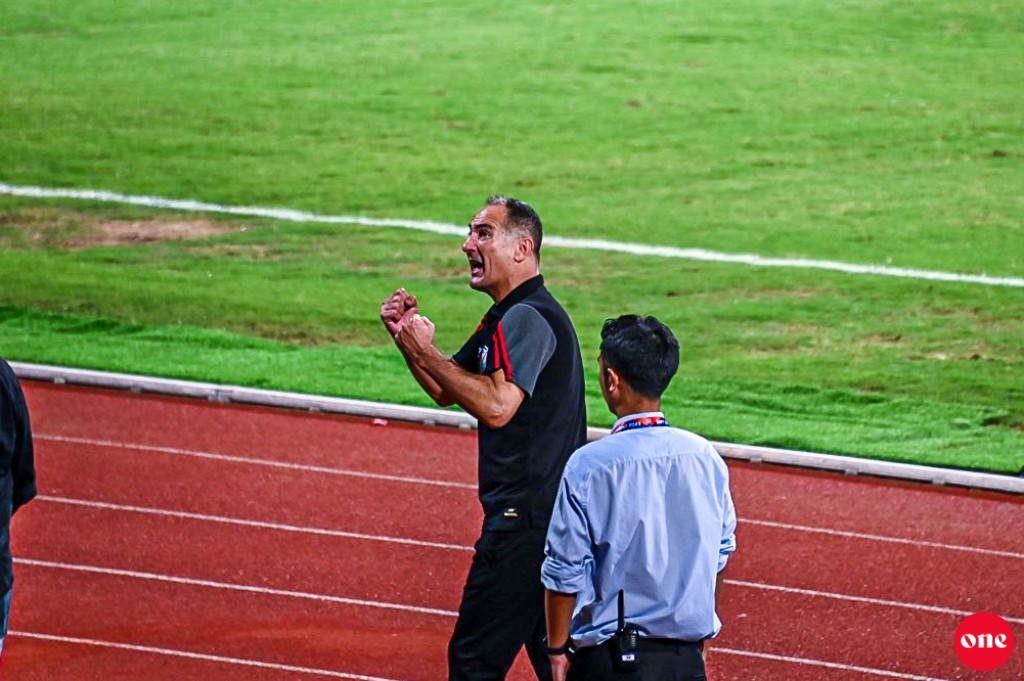 India ge coach Stimach miulhenee kon faadakah?
