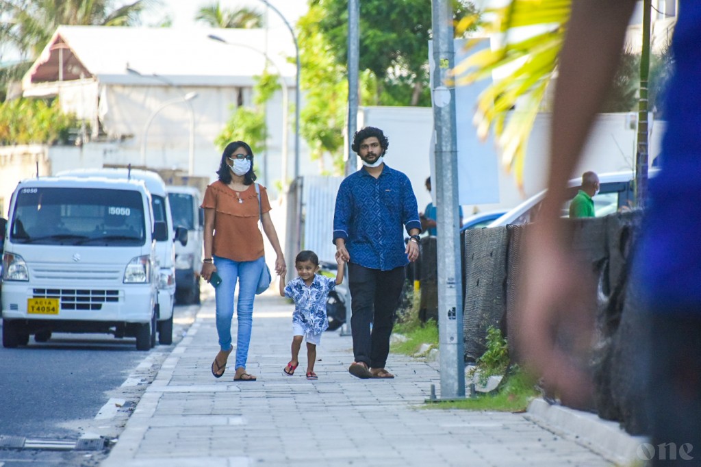 Sarukaarah 2 aharu: Vihey dharifulhaa eku ufaa kurumah maimeehaa ah 6 mass, bahppa ah 1 mass