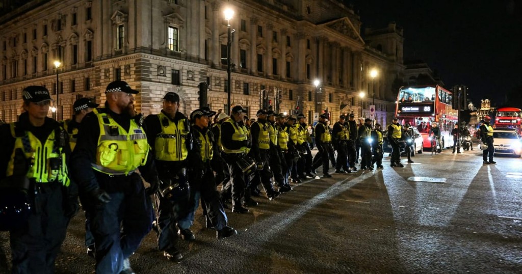Bangladesh muzaaharaa thakaa gulhigen London gaives magumatheegai hamanujehun hingaifi