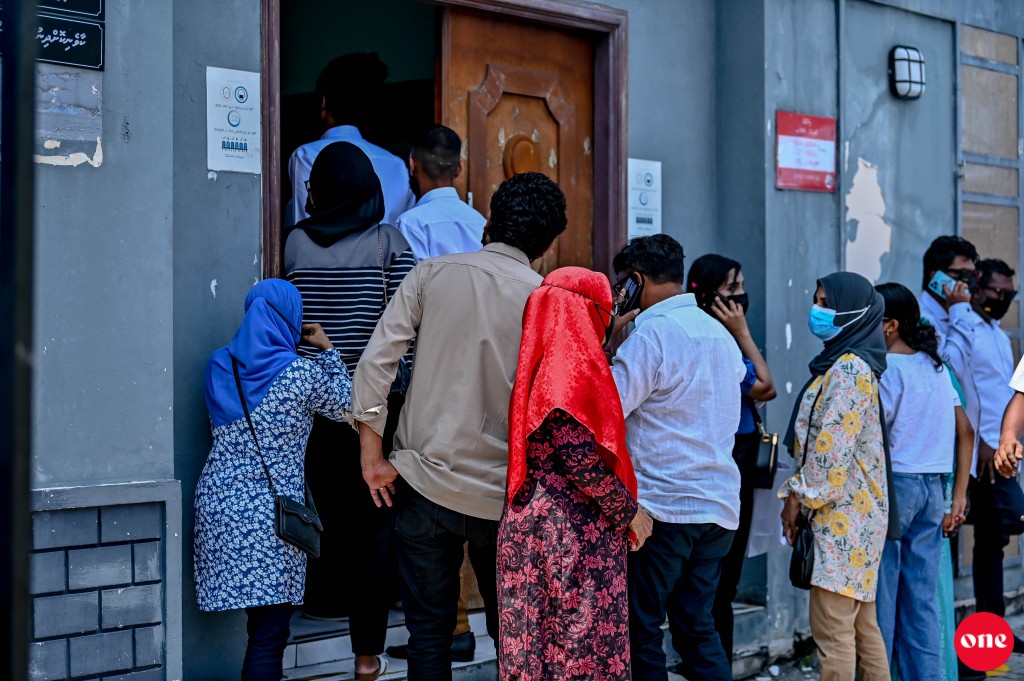 Midhiya mahu 153 kaiveni, 102 vari