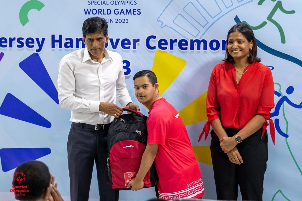 Special Olympic World Games gai Raajje in baiverivaa team ah Dhiraagu in Jersey aai Travel kit hadhiyaa koffi