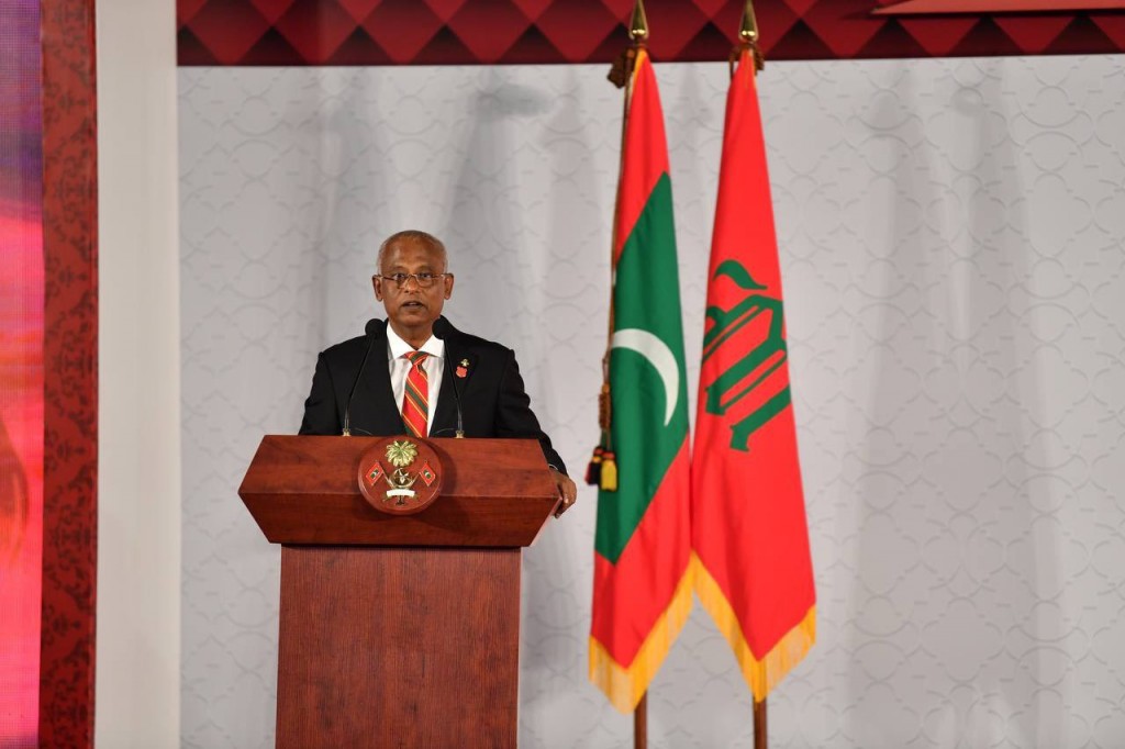 Alhugandu ge photo eh nuhunnaane kamuge 100 percent dhen! vazeeruge photo ge hageegaiy en'genee kihaa varakahtho?: Raees