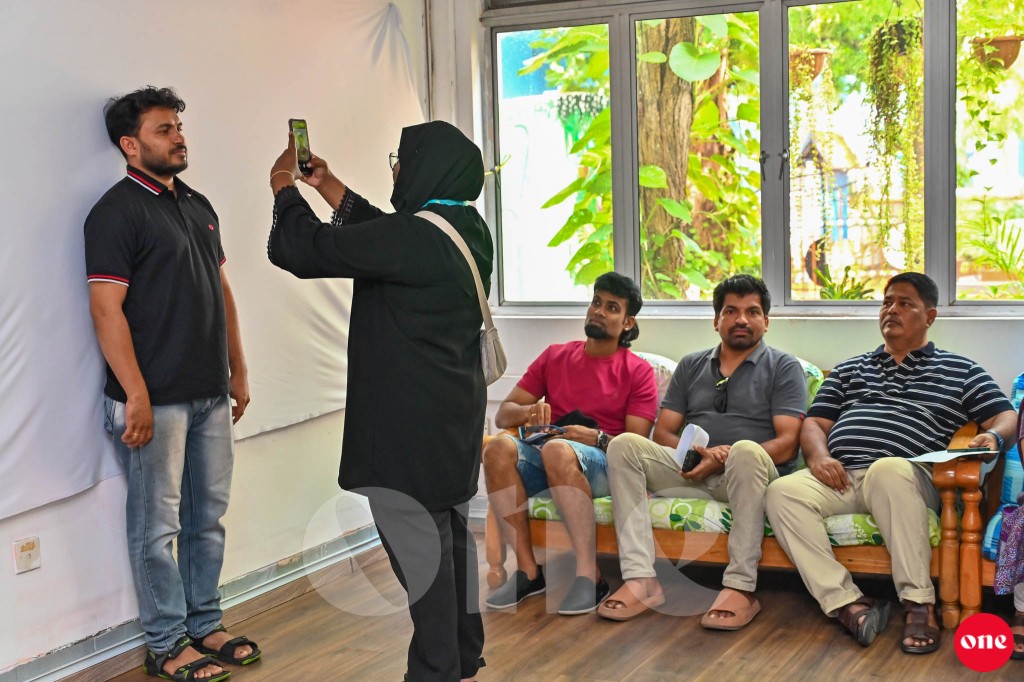 ވަން ފޮޓޯ: ބިދޭސީންގެ މައުލޫމާތު އެއްކުރުމަށް މިއަދު ކުރިއަށް ގެންދިޔަ ބޮޑު ހަރަކާތް