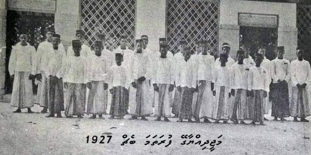 Thaareekhu: Thahuniyaaeve, Majeedhiyyaa school ah hijureegothun 100 aharu furihjje'eve.