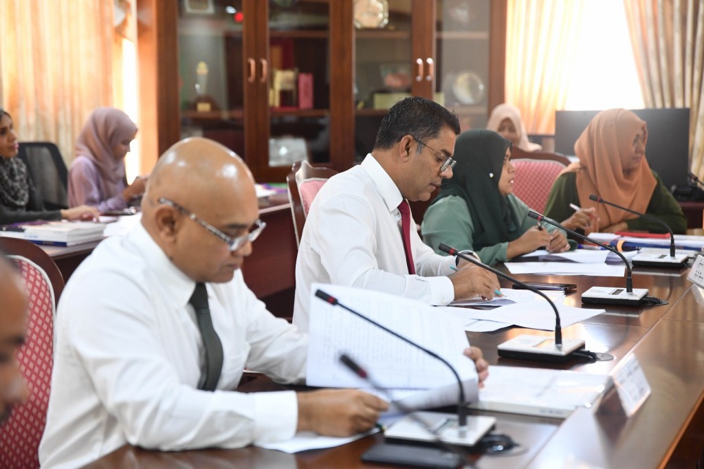 Budget committee ge mifaharuge mugarrirakah ves Naashiz, aasarukaarah hiyaalu hushahelheygoth vanee hadhaifai