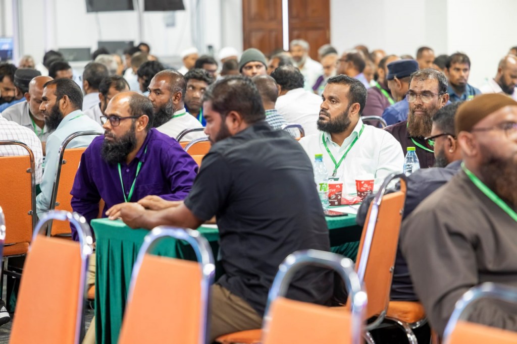 Jeans aai Tshirt laigen imaamuve namaadhu nukurevey gothah usoolu hadhaifi