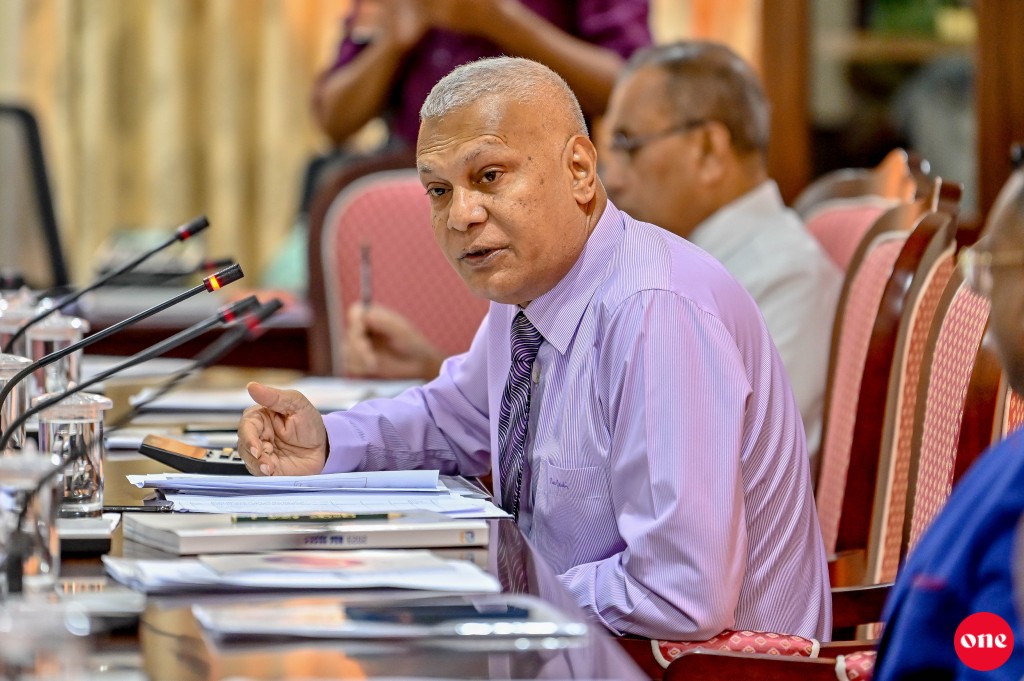 Shareef Majlis riyaasathugai isheennevee, gavaaidhaai aadhakaadha thakaaves hilaafah: Nasheed