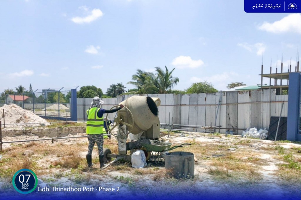 Thinadhoo regional port ge update: Guard house imaaraathuge foundation footing ge concrete masahkaiythah ninmaalaifi