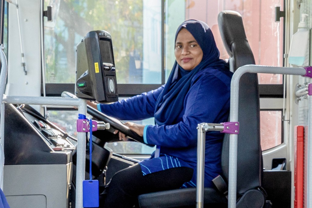 Raajjeyge furathama Anhen Bus Driver, 