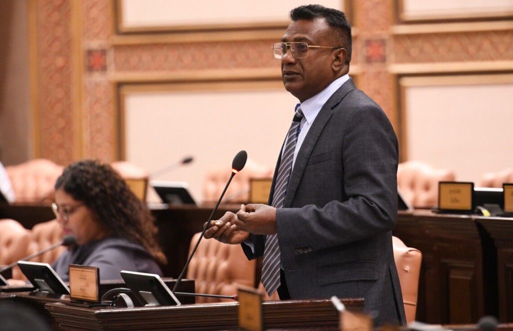 Jehi jehigen 3 dhuvahu Majlis ah nais certificate nugenna membarun vaki kuran hushahalhaanan: Jaabiru