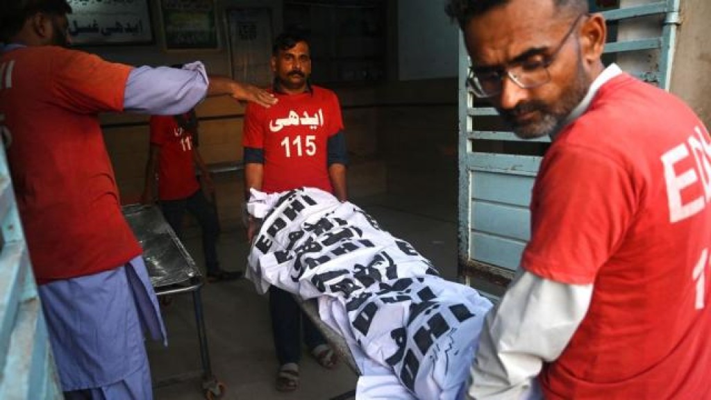 Pakistan gai bus eh accident ve 17 meehun maruvejje