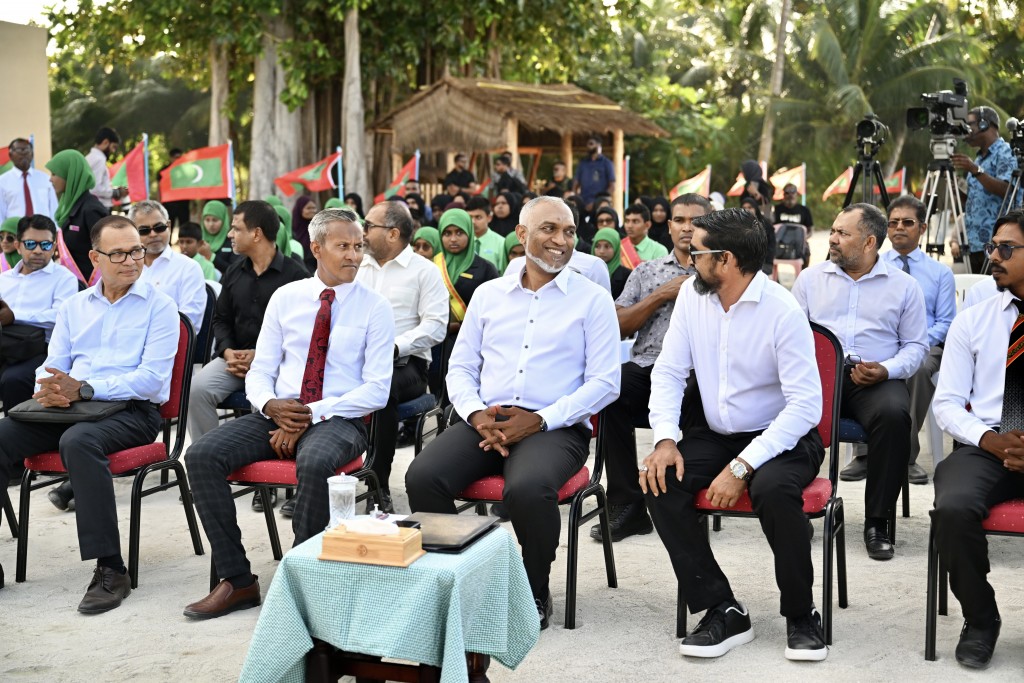 Hospital thakaai health centre thakah dhuniyeyge enme fenvaru rangalhu brand thakuge aalaaiythah gennanee