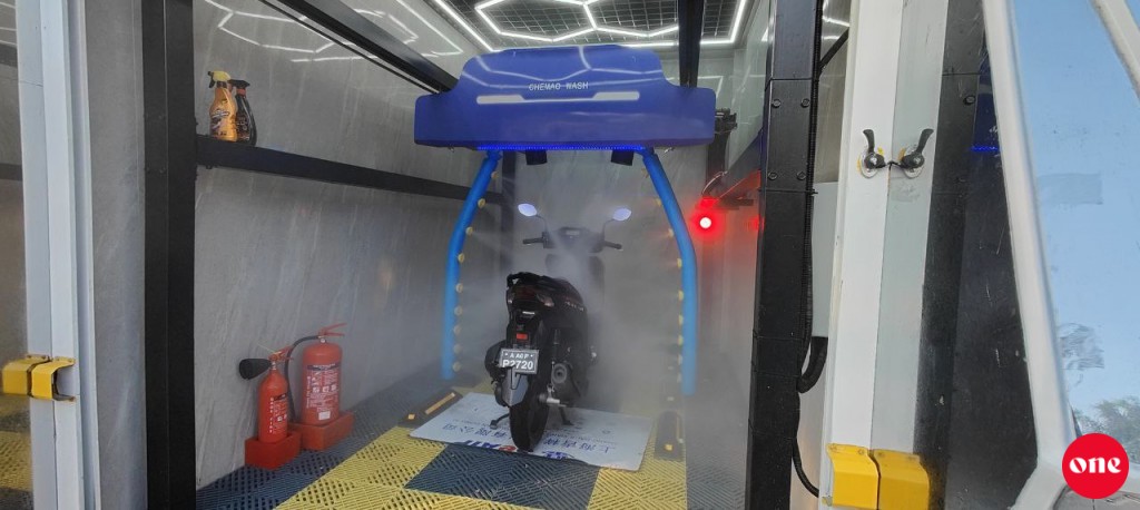 Hawks ge zamaanee fuel shed hulhuvaifi, Self service ge ithurun car aai cycle ves dhoveveyne