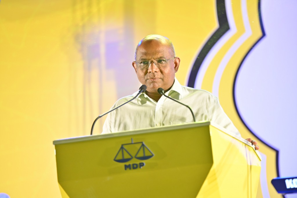 Shahidh vidhaalhuvanee Muizzu hovijje nama, mi sarukaarun dhin goathithah athulaane kamah