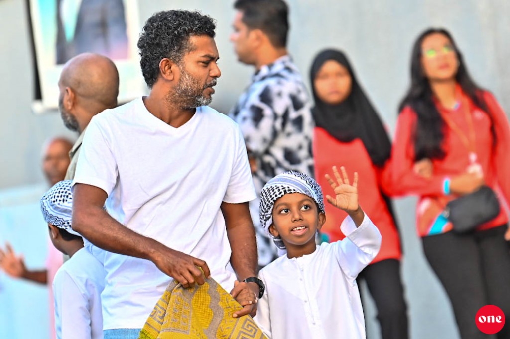 One photo: Bodu jamaa'athugai Eid namaadhu kurun