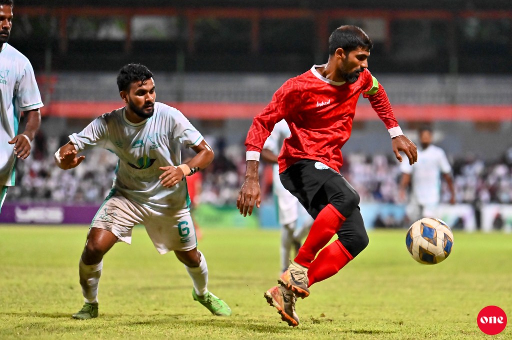 ވަން ފޮޓޯ: ގޯލްޑް ކަޕް ފައިނަލުގައި އައްޑޫ ބަލިކޮށް އޭދަފުށިން ތަށި އުފުލައިލުން