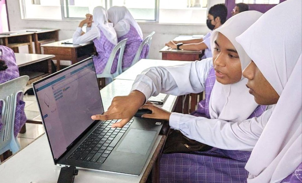 Dhiraagu aai Women in Tech ge ''Hour of Code'' mi mahuge 16 gai fashanee