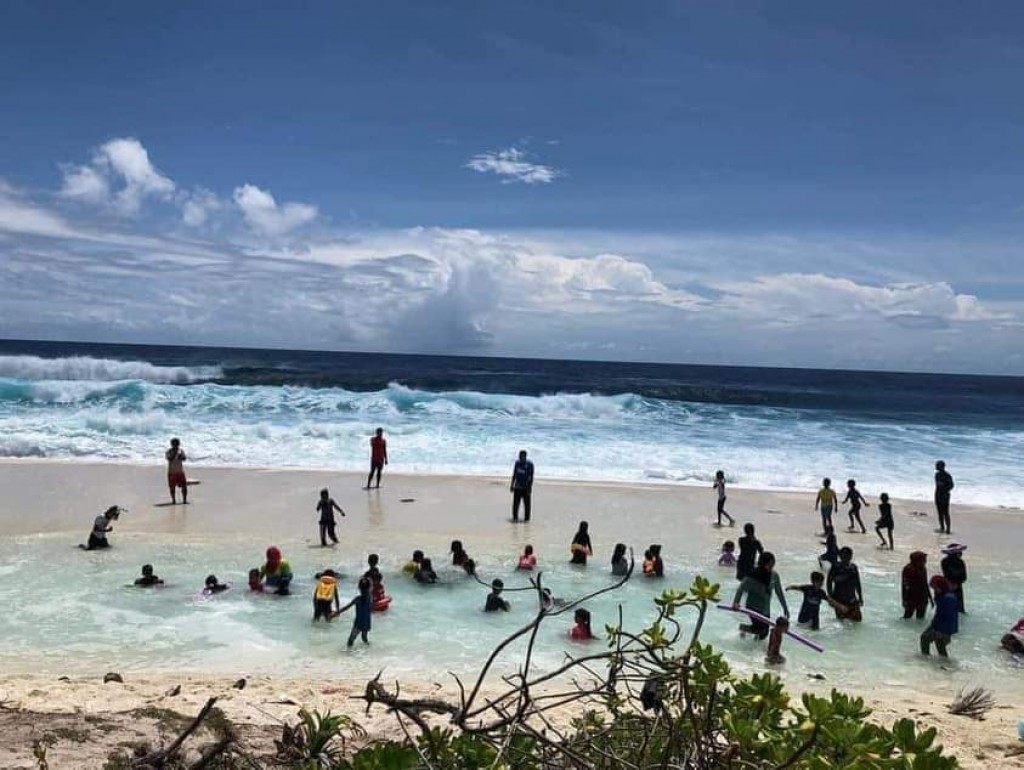 Fuvahmulaku dhareenneyve. Fuvahmulah dhaskuraasheve. Bihssaaveleege vahtharuthakaai ufedhey goiy