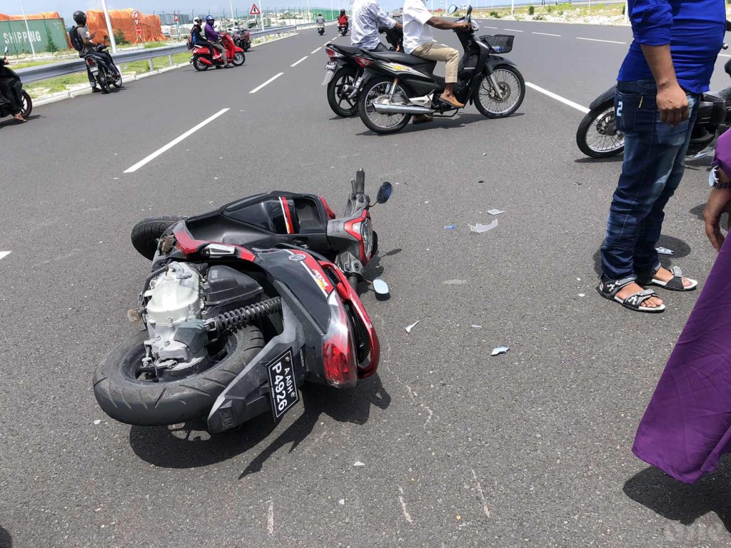 Highway gai 3 cycle jehi hingi accident ehgai 5 meehakah aniyaa vejje