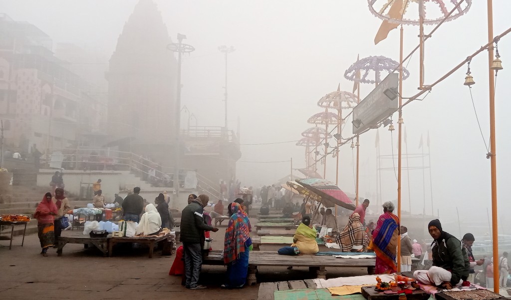 New Delhi fog disrupts air and rail travel