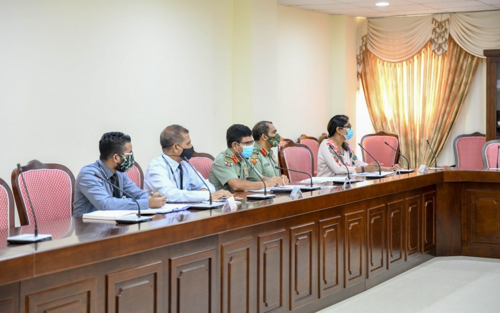 Defense Minister haazirukuri Committee sirru