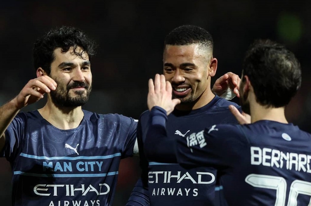 4 vana division ge Swindon athun City ah faseyha molheh