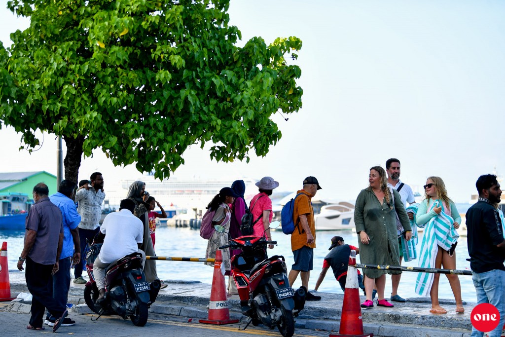 ވަން ފޮޓޯ: އާ އަހަރަށް ފަތުރުވެރިން މާލެއަށް، ބާރުބޮޑު ދުވަހެއް