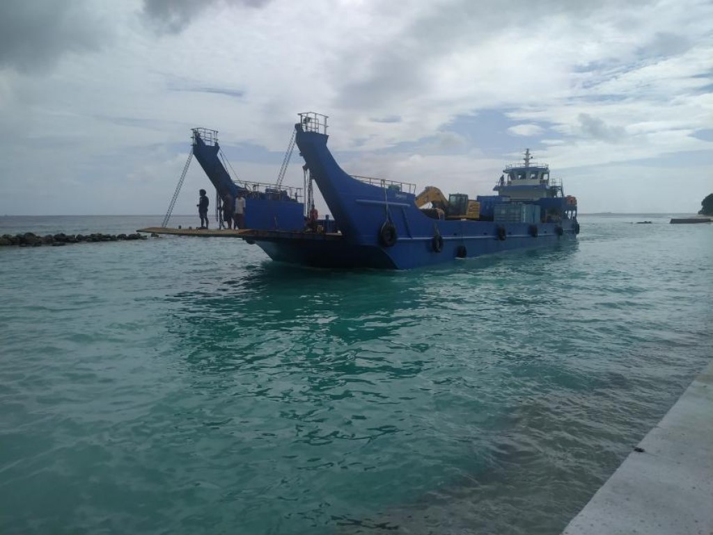 Maalhos harbor development project mobilized